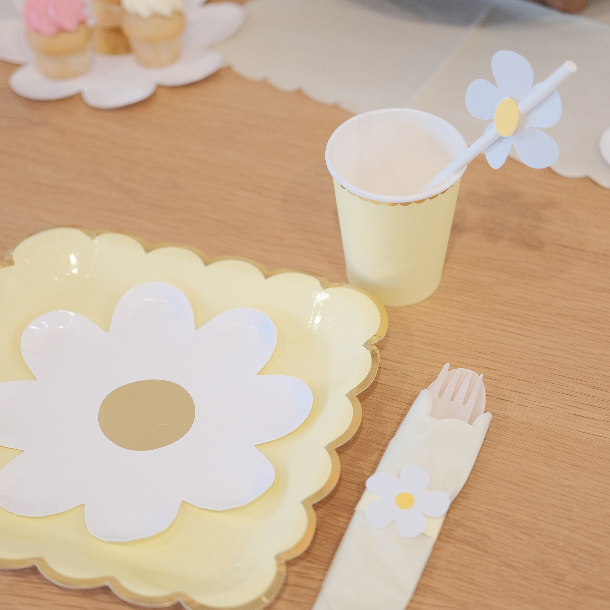 Blooming Daisy Box | Party In A Box | Bowtique Decor | Blooming daisy box contain themed party essentials for 8 guests.