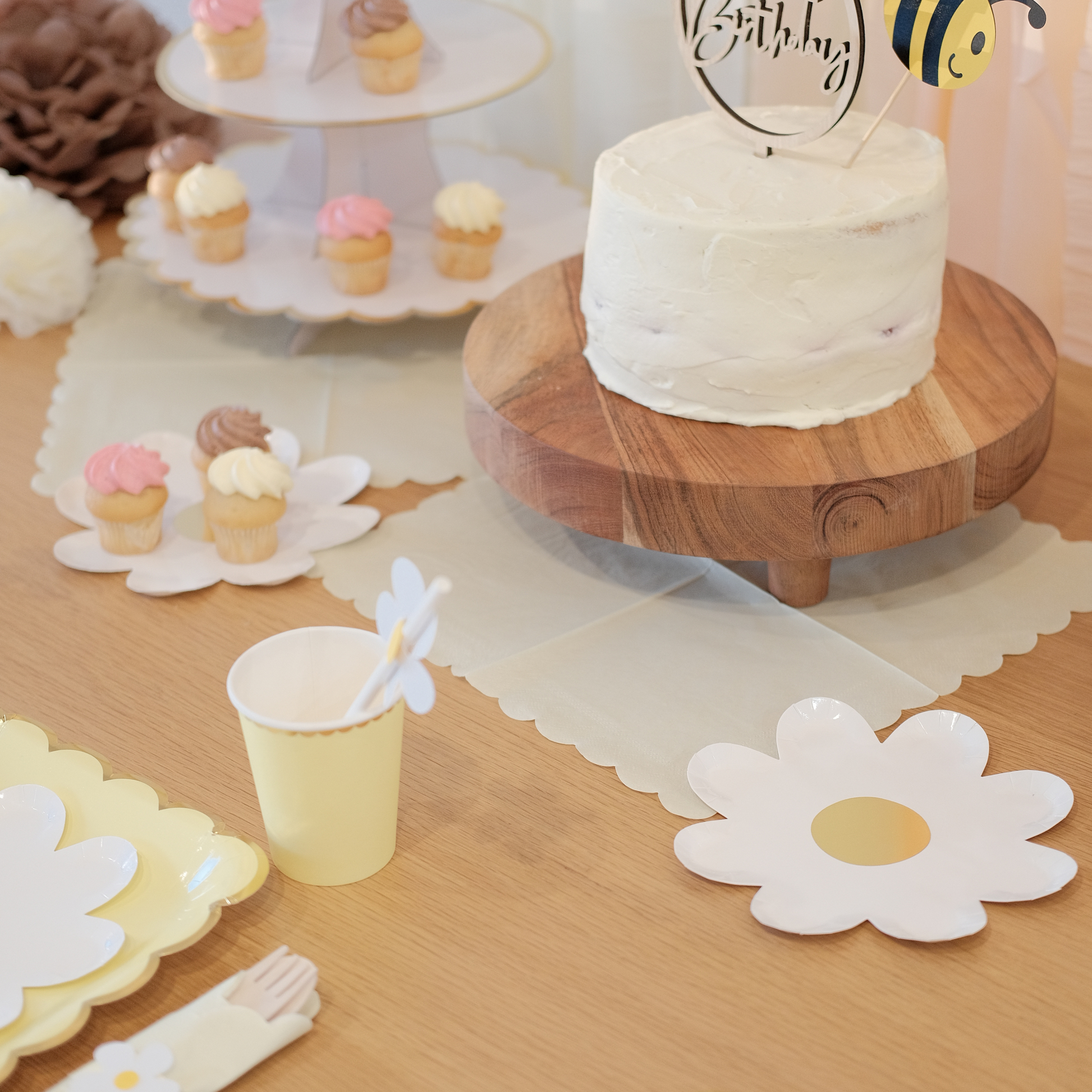 Blooming Daisy Box | Party In A Box | Bowtique Decor | Blooming daisy box contain themed party essentials for 8 guests.